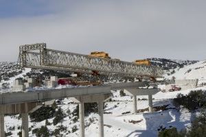 Col·loquen les últimes bigues dels viaductes de la nova carretera N-232 a Morella
