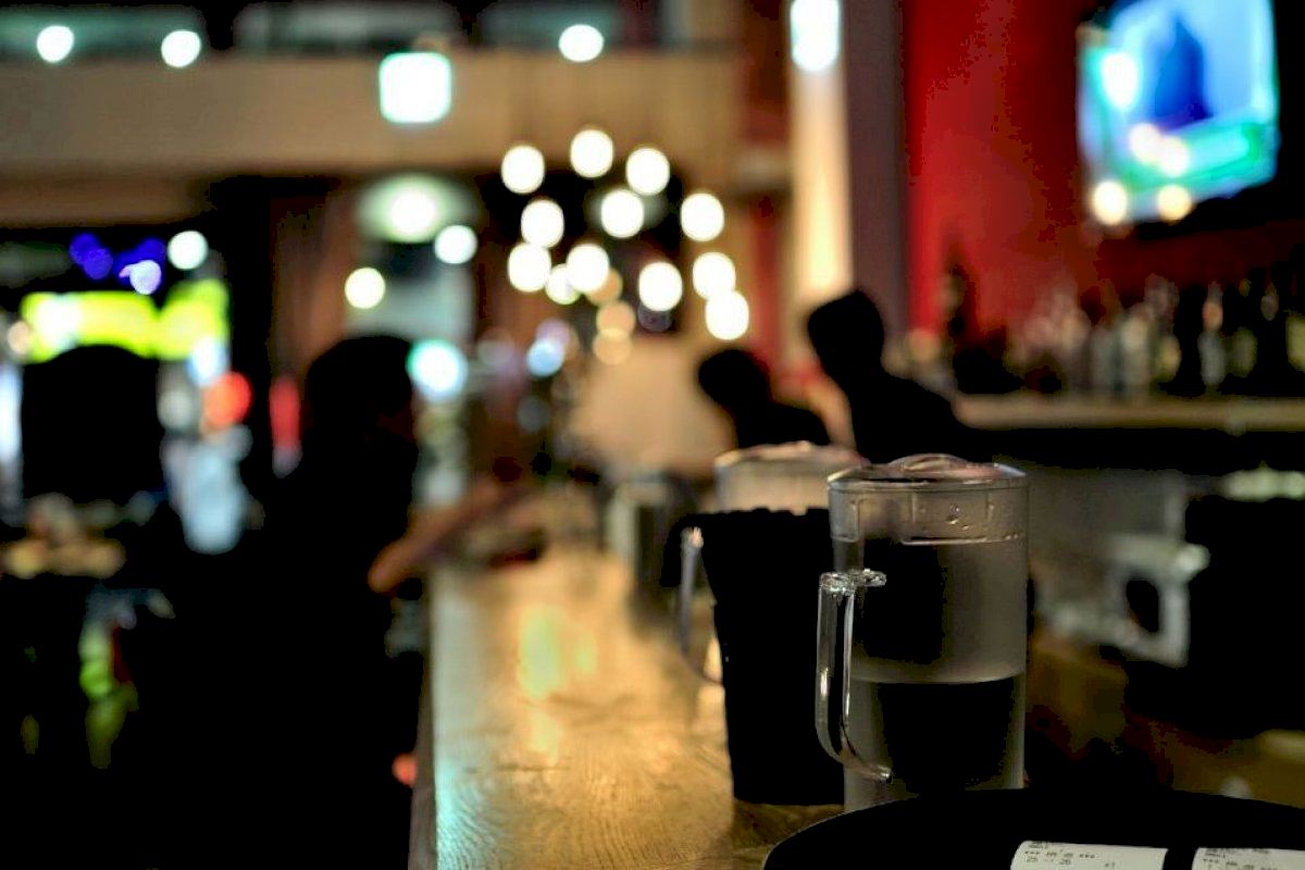 Pillan abierto esta madrugada un bar de Valencia con clientes sin mascarilla en el interior