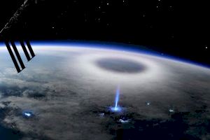 Astrofísicos detectan por primera vez un rayo azul desde su génesis, que se propaga ascendiendo en la estratosfera