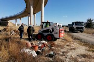 El Ayuntamiento de Orihuela retira las escombreras en distintos caminos rurales