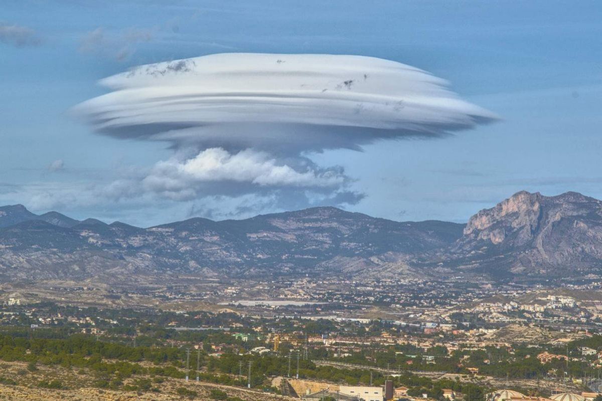 Un núvol estrany amb forma d'ovni sobrevola el cel d'Alacant