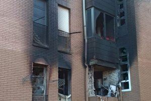 Los bomberos rescatan a tres personas tras incendiarse una vivienda en Alginet