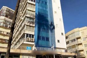 Detenida una mujer por cortar una cuerda que sujetaba a un operario a 13 metros de altura en un edificio de Benidorm