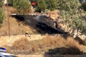 Extinguido un incendio forestal que ha calcinado mil metros de la ladera del castillo San Fernando en Alicante