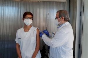 El Departamento de Salud Elche-Hospital General comienza a vacunar de la segunda dosis contra el coronavirus a profesionales y residencias de mayores