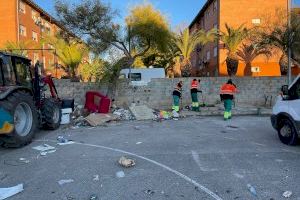 El Ayuntamiento y asociaciones de La Coma inician una campaña de concienciación vecinal para mantener el barrio limpio