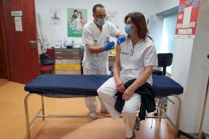 Hacia la inmunidad: Sanidad administra la segunda dosis a los sanitarios de la Comunitat Valenciana