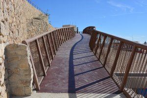 Alicante instala una nueva pasarela peatonal para hacer accesible el conocido barrio de Santa Cruz