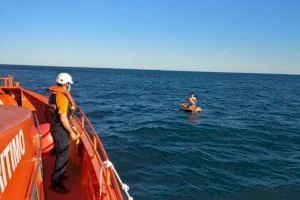 Momento en el que Salvamento Marítimo rescata al joven de la barca hinchable 