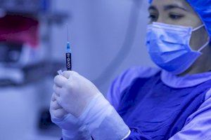 Las primeras dosis de la vacuna de AstraZeneca llegan hoy a España para inmunizar a mayores de 18 años y hasta los 55
