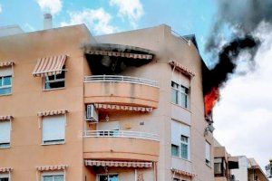 Un incendio arrasa gran parte de una vivienda de El Campello y los bomberos consiguen extinguirlo sin heridos