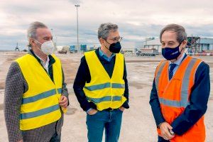 Arcadi España destaca que la futura terminal de graneles sólidos del puerto de Alicante es "un proyecto sostenible y muy positivo para la ciudad"
