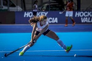 La jugadora de hockey Lola Riera regresa a Valencia para preparar los Juegos Olímpicos