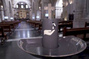 La Catedral de Valencia instala tres dispensadores de agua bendita
