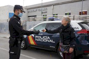 La Policía Nacional ha detenido en Alicante a una mujer que desvalijó la cuenta bancaria de una señora de 85 años a la que cuidaba