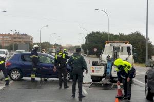Un herido tras volcar con su coche en Alicante obliga a que la Policía corte una avenida