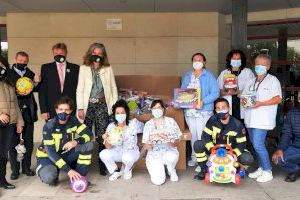 Los bomberos del SPEIS y la Fundación Cocinero Sin Fronteras entregan juguetes al Hospital General de Alicante con motivo del Día Internacional del Niño con Cáncer