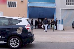 Los propios jóvenes de Alicante conducen a la Policía hasta la nave donde más de 30 personas celebraban una fiesta ilegal