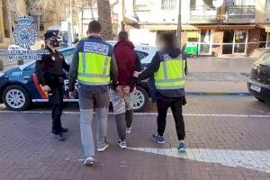 Atraca un estanco en Alicante con un hacha de carnicero y es detenido tras perder sus zapatillas mientras huía en una moto robada