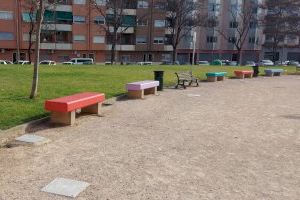 El Ayuntamiento de Alaquàs realiza trabajos de pintura de mobiliario urbano en diferentes zonas del municipio