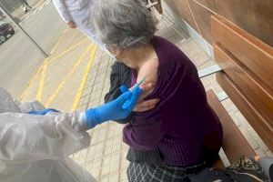 Comienza la vacunación a las personas mayores de 90 años de Alcàsser