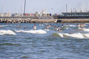 Valencia aumenta la limpieza de playas durante el fin de semana por la gran afluencia de gente
