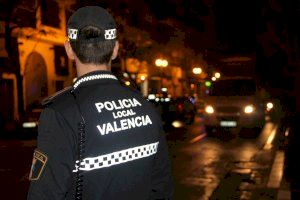 Varios vecinos protegen a una madre y sus hijas en Valencia hasta la llegada de la Policía