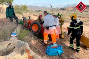 Una persona herida al volcar su tractor en Monóvar