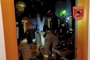 Se produce un incendio en un edificio de apartamentos turísticos de Alicante mientras sus propietarios dormían