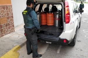 La Guardia Civil procede contra tres personas implicadas en más de 14 hechos delictivos en estaciones de servicio y casas de campo en la provincia de Valencia