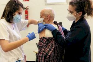 Un pueblo de Castellón alerta de visitas de falsos médicos ancianos para vacunar del coronavirus a domicilio