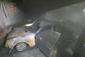 Un incendio en un garaje de Castellón arrasa dos turismos
