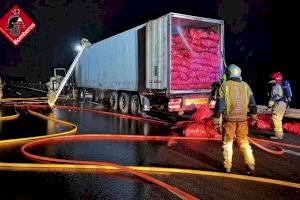 Arde un camión cargado de tonelaje a las afueras de Alicante