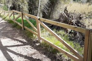El Ayuntamiento repara las barandillas de madera de la senda de acceso al Paraje de la Cova Negra