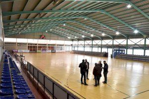 El Ayuntamiento finaliza las obras de sustitución del césped artificial en el campo de fútbol del Polideportivo de Carrús