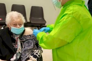 Ya ha comenzado la vacunación contra la covid de las personas mayores de 80 años y de los grandes dependientes de todas las edades del Departamento de Salud del Hospital General Universitario de Elche