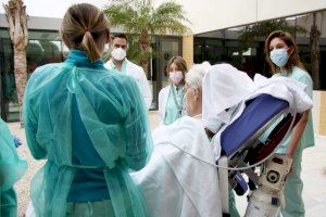Un paciente de UCI del hospital de Torrevieja da un paseo después de dos meses ingresado