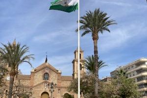 La bandera de Andalucía ondea en la plaza de la Constitución para conmemorar el 28 de febrero