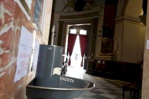 La Basílica de la Virgen de València instala tres dispensadores automáticos de agua bendita que reducen al mínimo el riesgo de contagio por COVID 19 o cualquier otro virus