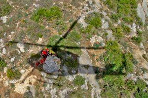 Rescatan en helicóptero a una niña de 9 años tras fracturarse la pierna con una roca en Altea