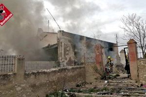 Grave incendio calcina una casa en Elda