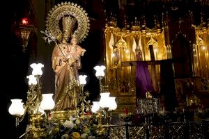 Religiosas muestran la imagen de San José que sale en procesión cada 19 de marzo en Valencia al no poder sacarla este año por la pandemia