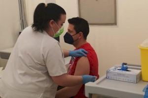 Los agentes de Policía Local menores de 55 años reciben la primera dosis de la vacuna contra la Covid-19 en Villena