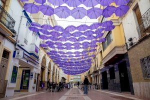 El violeta colorea las calles de una Mislata volcada con la igualdad