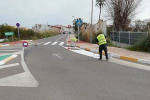 La Brigada Municipal de Obras y Servicios de Almenara repinta las marcas viales del núcleo urbano y de la Playa Casablanca