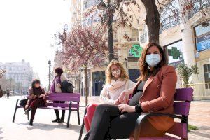 València instal·la bancs morats per visibilitzar la igualtat