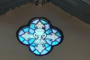 Una parroquia en Cuba cuenta en una vidriera con una representación del Santo Cáliz, venerado en la Catedral de Valencia