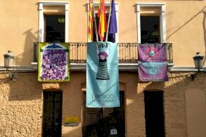 El arte llena los balcones de los pueblos de València para reivindicar la igualdad entre mujeres y hombres