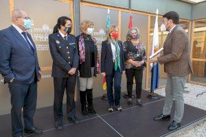 El Ayuntamiento rinde homenaje a las cuatro primeras mujeres Policías Locales de Alicante tras cuarenta años de servicio público en el Día Internacional de la Mujer