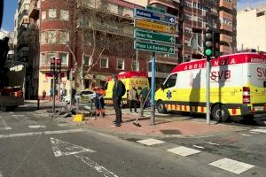 Heridos el conductor de un vehículo y un peatón al que le cayó el báculo de una farola en accidente entre dos vehículos en Alicante